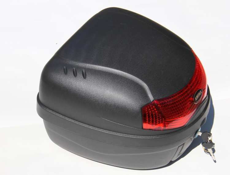 KUFER AWINA 42x40x30 NA MOTOCYKL SKUTER QUAD NA 1 KASK, Plastový kufor Awina 28L v balení s upínacou platňou, farba: čierna matná.